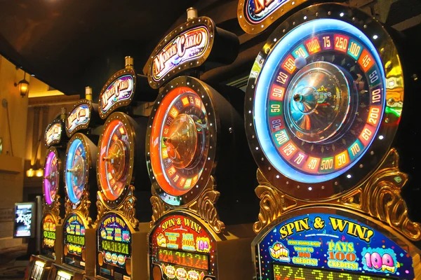 Game paytable and symbol values Game paytable display